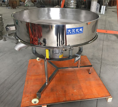 高頻篩不同于普通振動篩的在于該產品使用的是，高頻振動電機：振動頻次快，振動的幅度較小，所以對于漿液的過濾篩分有一定的優勢。